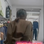 抖音热瓜任县金环市场老板娘事件，直播卖衣途中画风突变直播XX