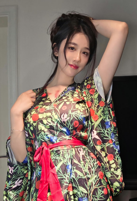 轩子巨2兔做客户外主播直播间，称自己虽不谈恋爱，但生理方面的知识理论为100%实操为0！网友：不愧是老师！